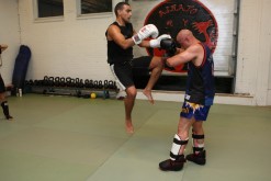 Aissa doet een gesprongen knie voor